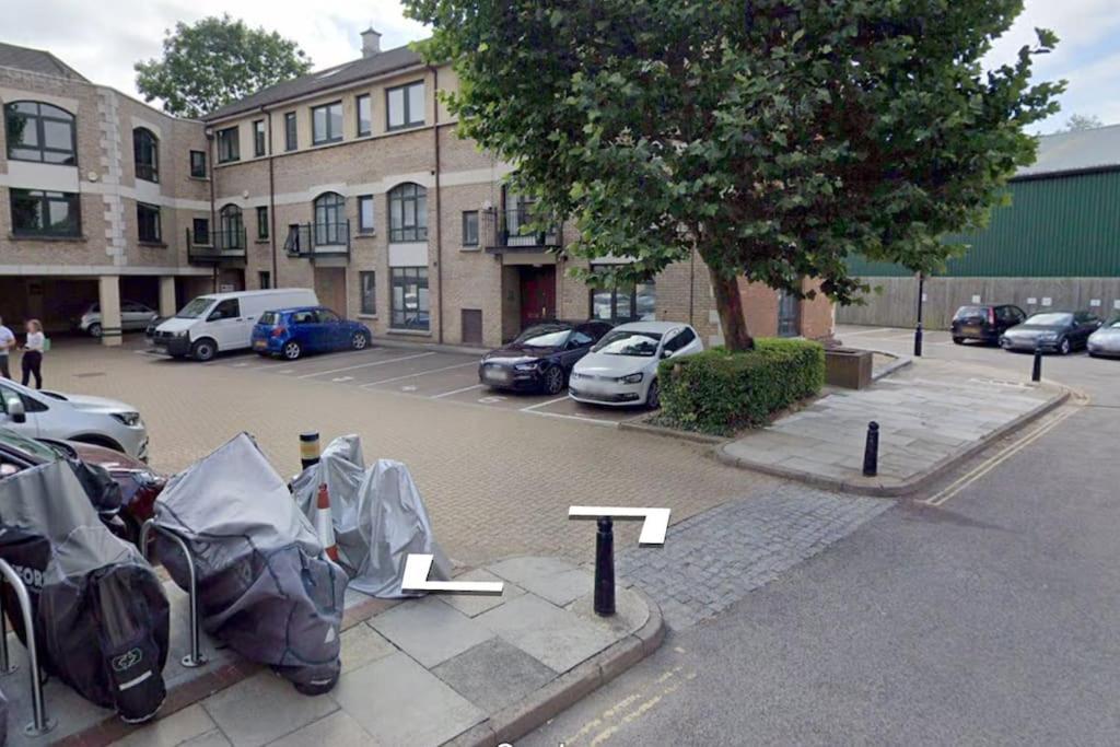 Clifton Court Hemel Apartment เฮเมลเฮมพ์สเตด ภายนอก รูปภาพ